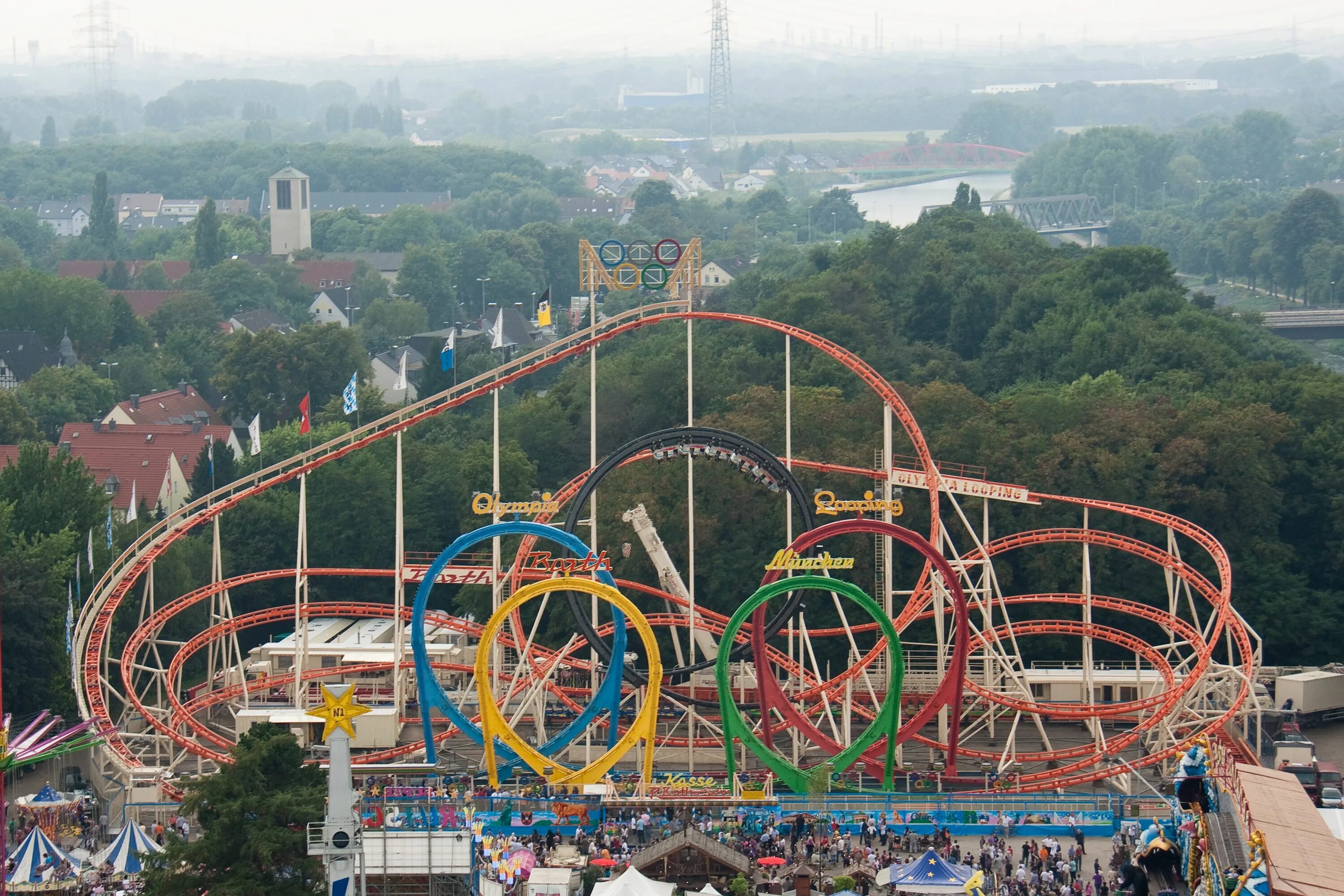 Лупинг это. Американские горки Olympia looping.. Октоберфест Olympia looping. Берг парк Германия. Американские горки Vogel rok Эфтелинг.