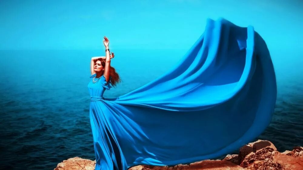 Ах этот голубой напоминает море песня. Красивая девушка в синем платье. Девушка в голубом платье. Развивающееся платье. Девушка в бирюзовом платье.