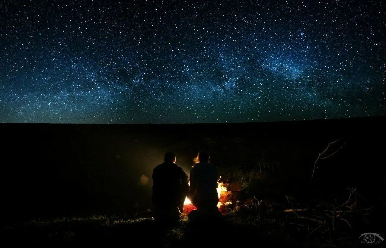 ночное звездное небо. человек под звездным небом. посмотрите вечером на звездное небо. ночное небо. ночное небо.