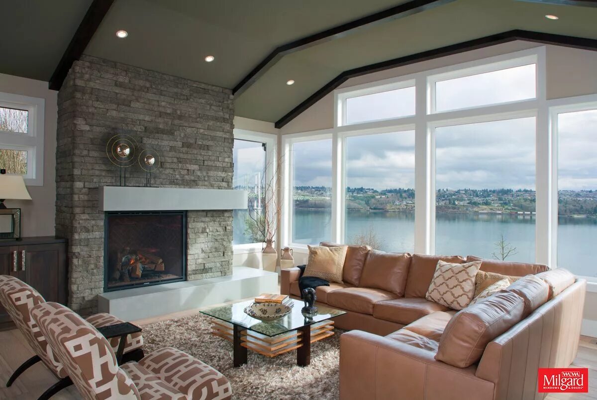 Гостиная с роялем. Между окнами стоит. Шкаф вокруг окна. Камин между двумя окнами в гостиной. Окно в библиотеке.