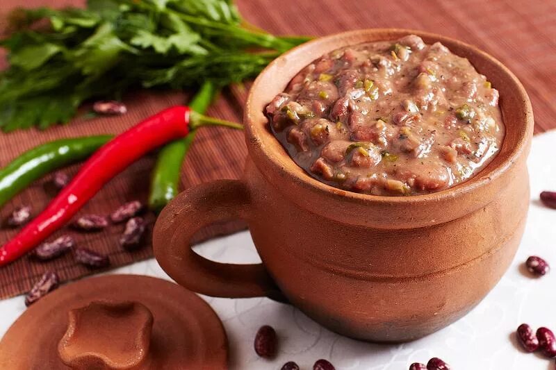 Фасоль по грузински на зиму. Лобио в горшочке по-грузински. грузинская фасоль лобио. лобио грузинское блюдо. лобио с говядиной.