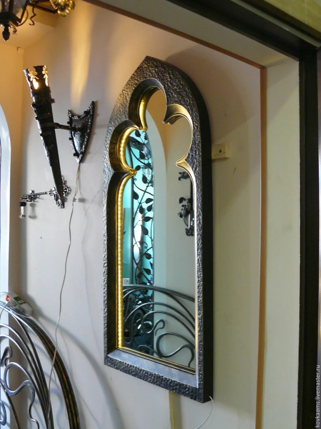 Кованое зеркало. Зеркало в кованой раме. Кованая рама для зеркала. Зеркало в готическом стиле.