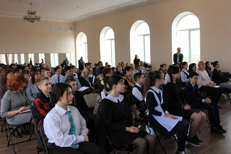 выступление оратора. разговор людей. награждения навстречу жизни. зрители на концерте. руководитель и сотрудник.