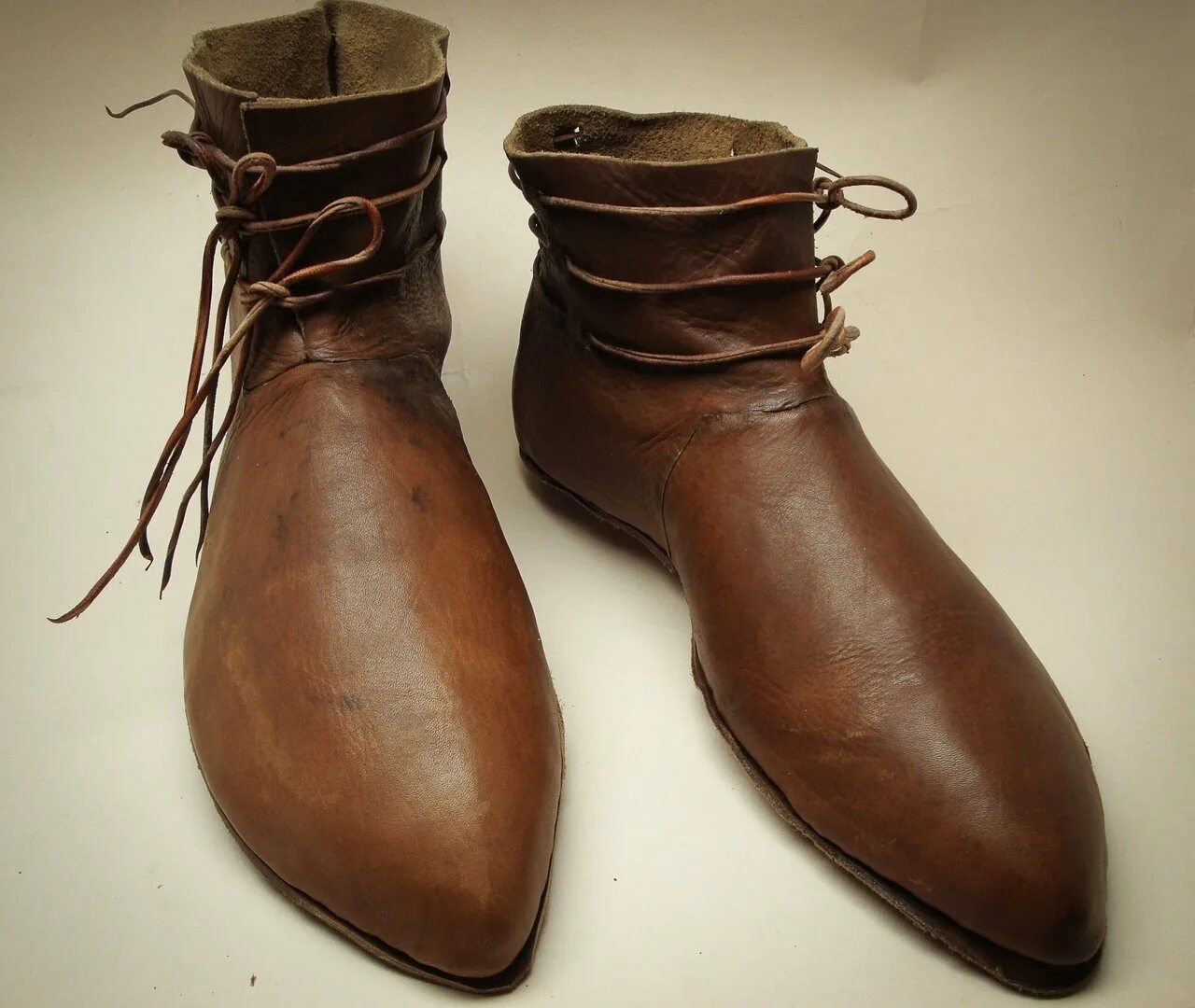 Виды обуви старые. Пулены Средневековая обувь. Старые кожаные ботинки. Старинная кожаная обувь. Старинные башмаки.