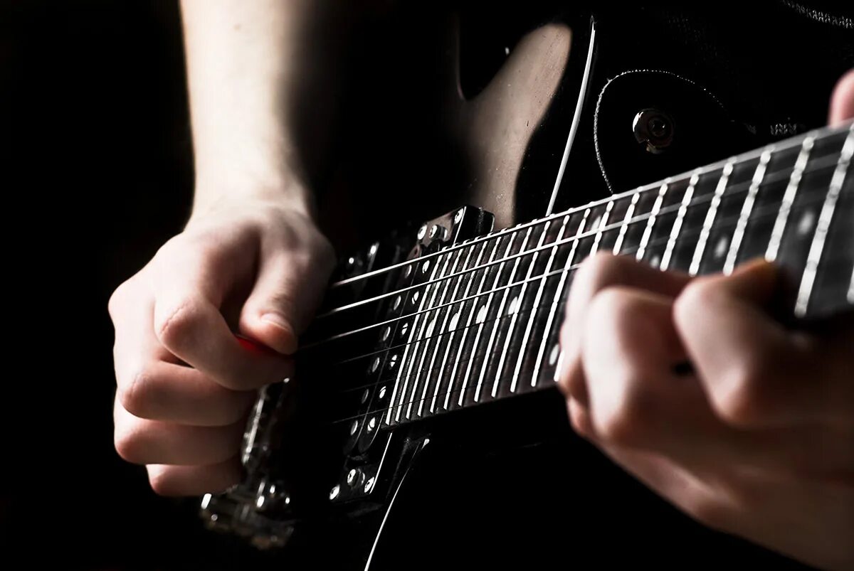 Ютуб играть гитаре. Электрогитара в руках. Гитара в руках. Гитарист. Игра на электрогитаре.