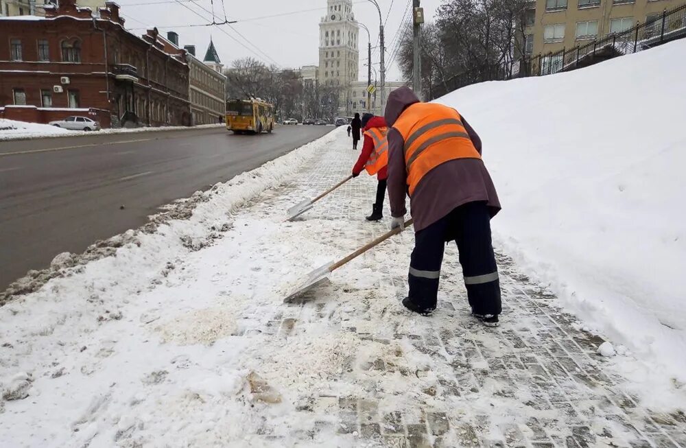 Работа дворник на неполный день. Дворник. Дворник ЖКХ. Техника для дворника. Дворник Воронеж.