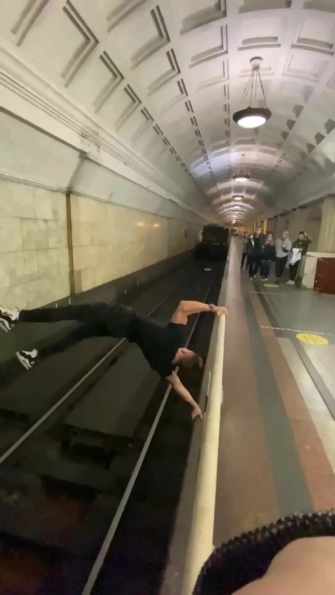 Включи опасные движения. Фулл девушка прыгает в метро.