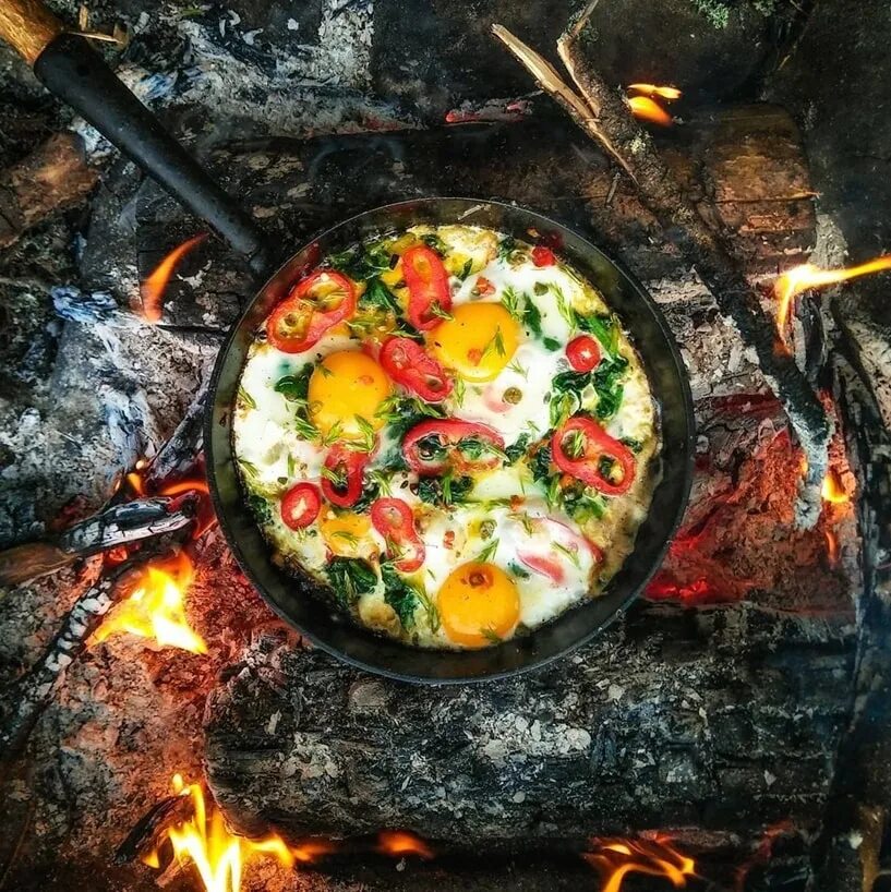 Еда на костре. Готовка на костре. Яичница на костре. Вкусный обед на природе. Вкусный ужин на даче