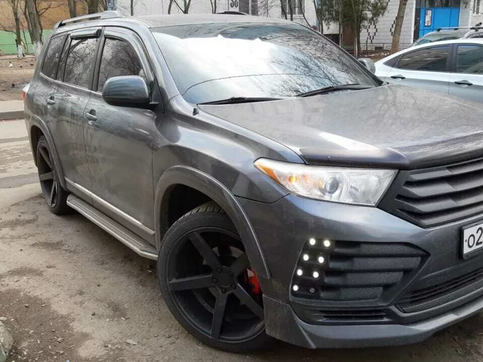 Тюнинг хайлендер. Toyota Highlander 2012 обвес. Toyota Highlander 2013 обвес. Обвес Тойота хайлендер 2012. Toyota Highlander u40.