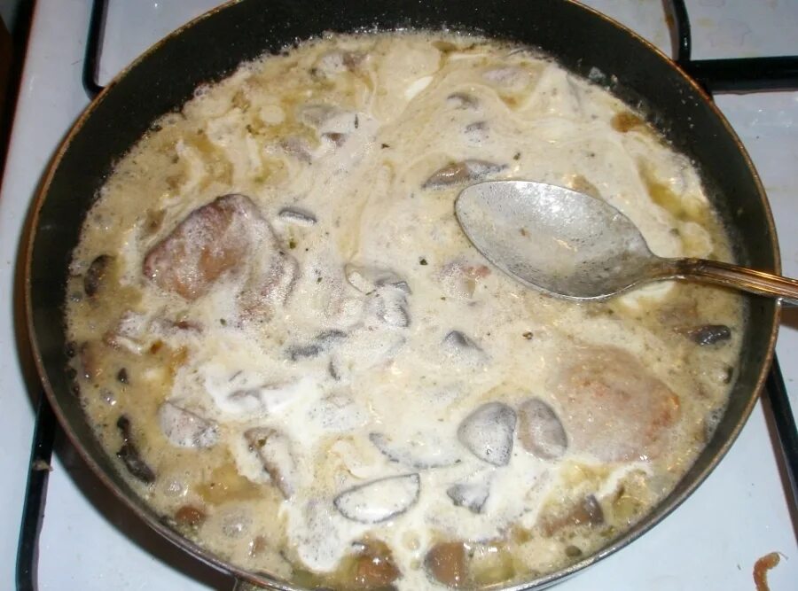 шампиньоны в сметане на сковороде. свинина с грибами в сметанном соусе. опята в сметане. белые грибы в сливочном соусе. шампиньоны тушеные в сметане.