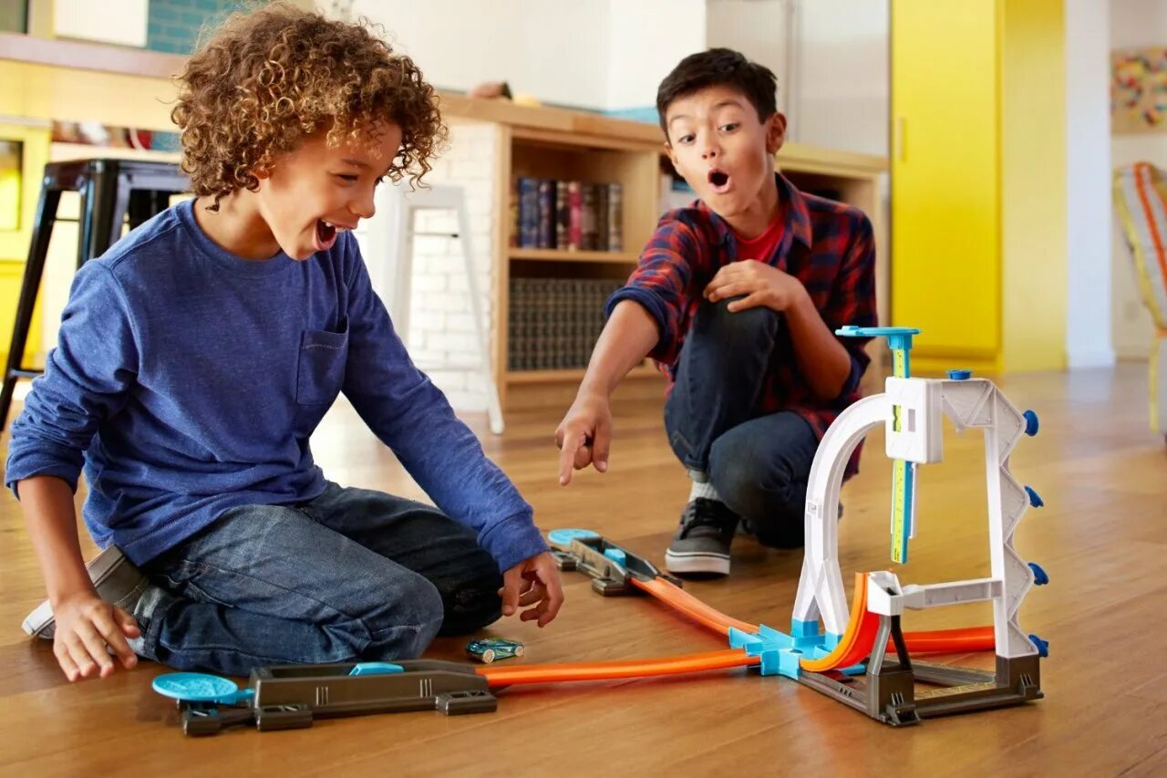 Hot wheels дети играют. Трек hot Wheels конструктор трасс: мертвая петля dlf28. Трюки хот Вилс. Хот Вилс как играют дети. Stunt Set Kids Racetracks Playset.