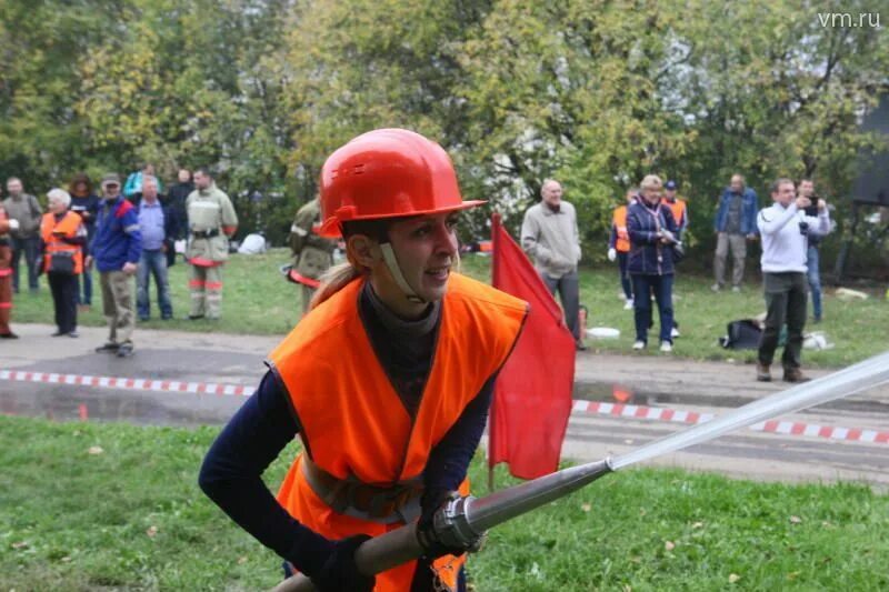 Брандспойт пожарный. Пожарный с брансбойтом. Пожарная машина с брандспойтом. Брандспойт пожарный в воинской части.