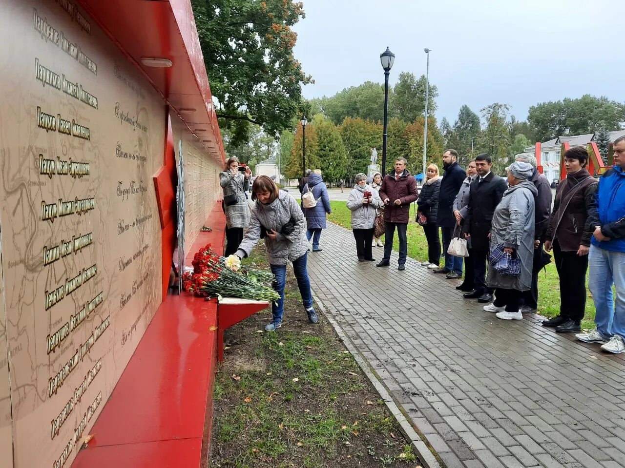 Администрация Радица Крыловка Брянск. Кладбище Радица Крыловка Брянск. Ситуация в Радице Крыловке. Поселок Радица Крыловка Церковь.