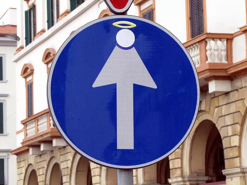 Странные дорожные знаки. Клет Абрахам дорожные знаки. Дорожные знаки во Флоренции. Необычные дорожные знаки. Креативные дорожные знаки.
