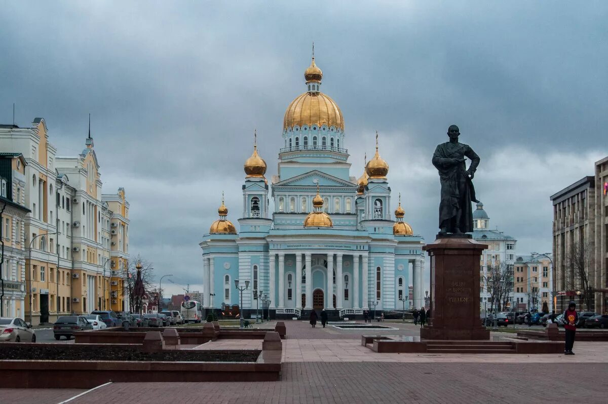 Воскресная площадь. Храм Ушакова Саранск.