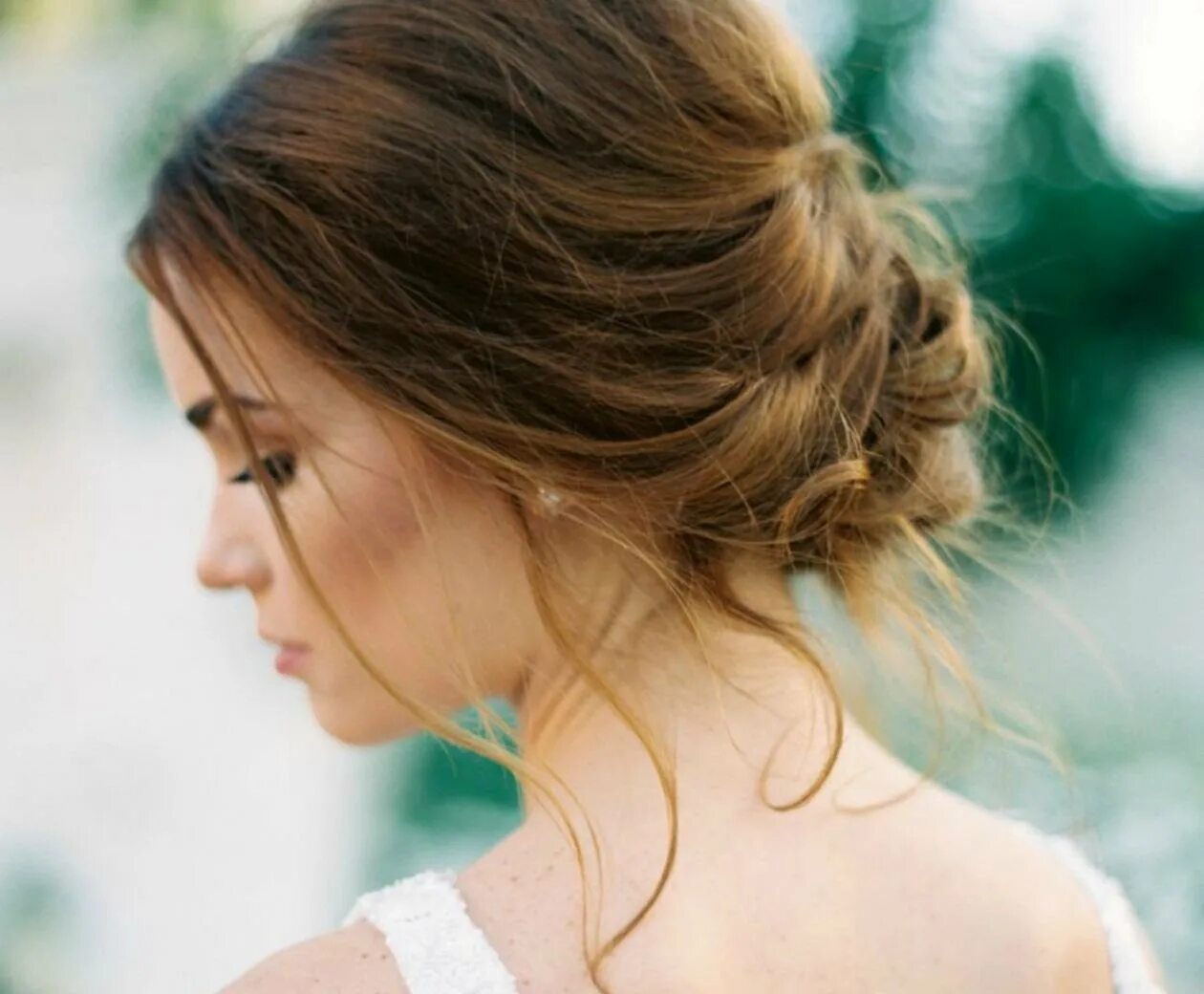 Айшвария рай волосы. Гладкие прически на длинные волосы. Девушка с собранными волосами в профиль. Айшвария рай прически. Высокие прически.