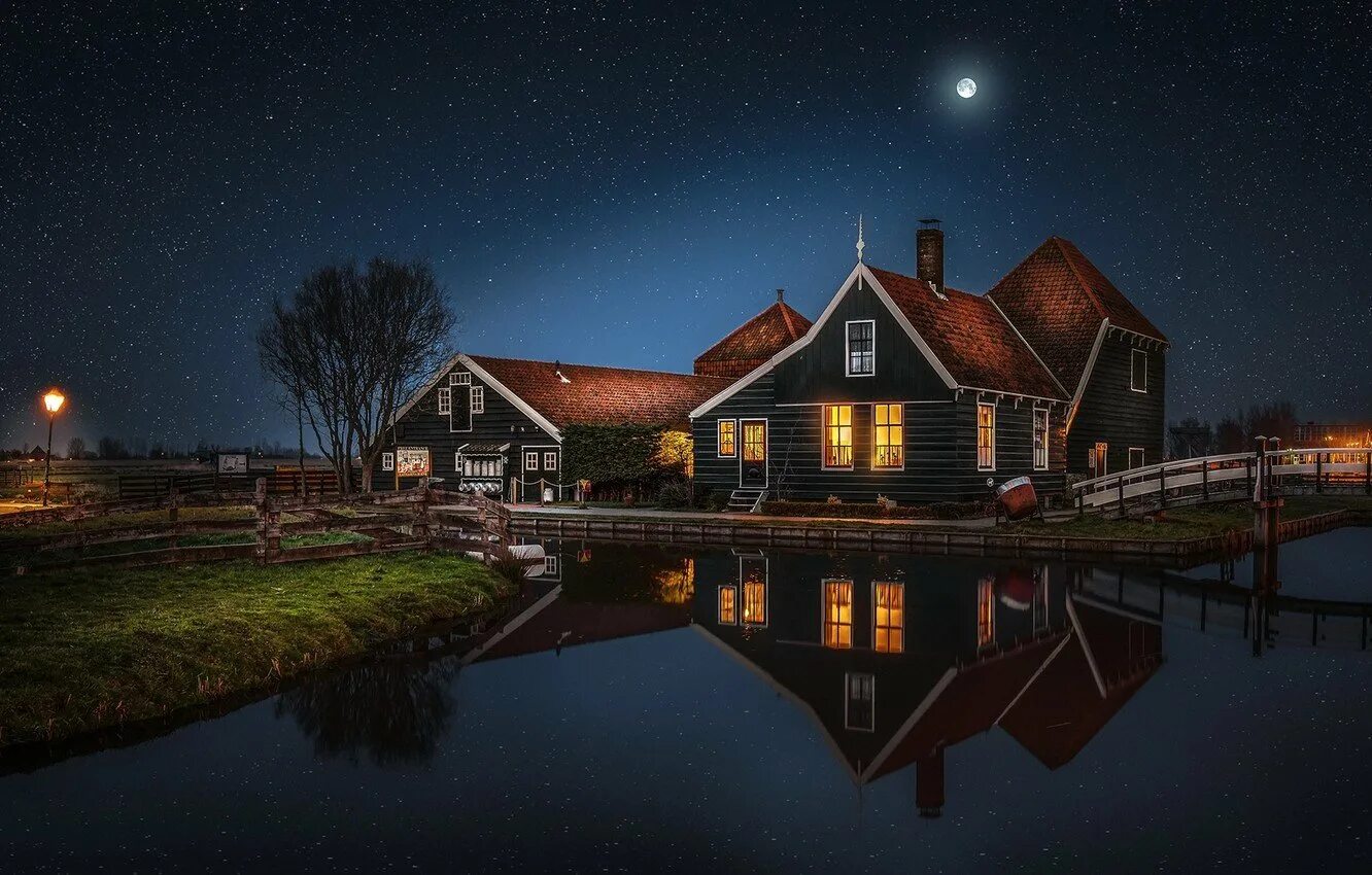 Красивый дом ночью. Дом у озера ночью. Домик у озера. Дом ночью. Домик ночью.