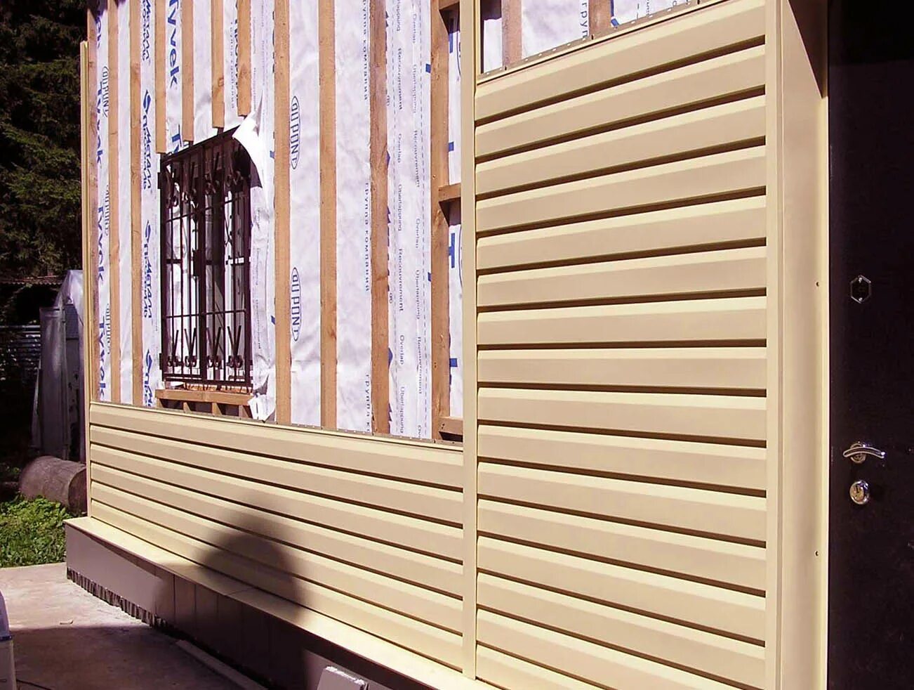 Утеплить деревянный дом снаружи под сайдинг. Сайдинг под рейку. Для стен под сайдинг для дома. Обрешетка под сайдинг с утеплителем rockwool. Обшивка домов снаружи.