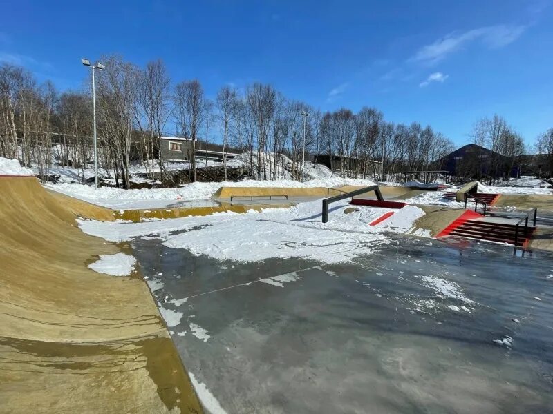Скейт парк мурманск долина уюта. Скейт парк на морвокзале мурманск. Скейтпарк в мурманске открытый. Скейт парк в мончегорске в парке. Скейтпарк мурманск 2024.