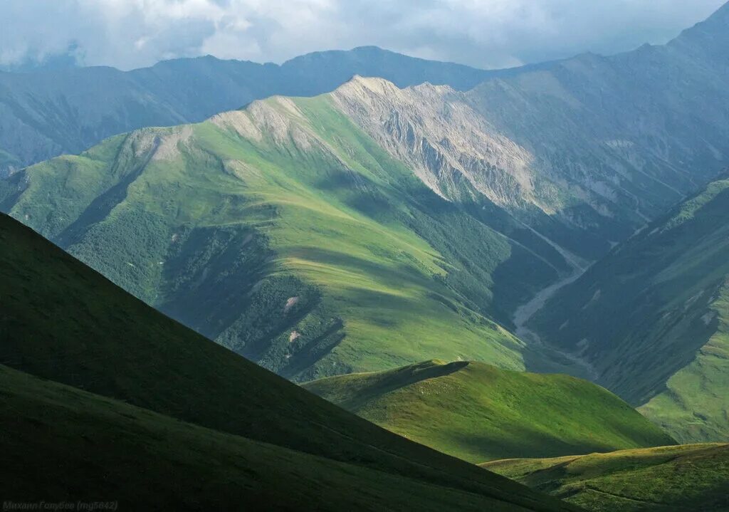 Северная осетия в горах кавказа. Южная осетия природа. Грузия азербайджан кавказ восток природа. Южная осетия кавказский хребет. Горы северной осетии.