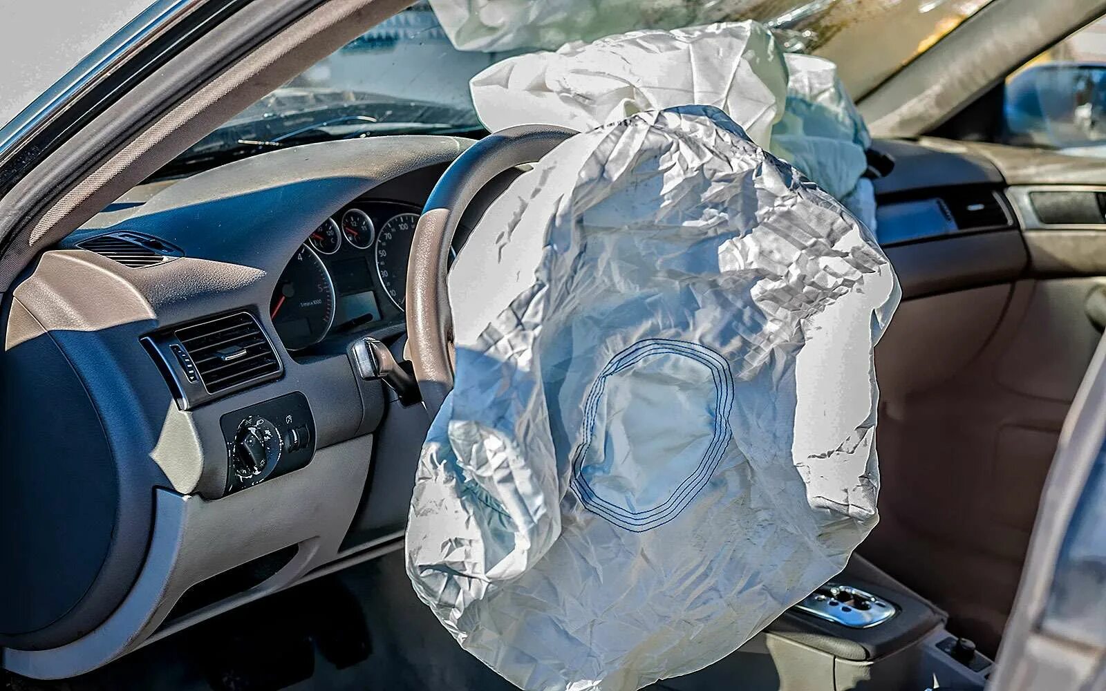 Про подушку безопасность. Таката подушки безопасности. Toyota airbag. Сработавшие подушки безопасности. Сработала подушка безопасности.