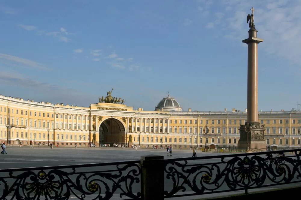 Санкт петербург дворцовая площадь 6 8 эрмитаж. Дворцовая площадь в Санкт-Петербурге генеральный штаб. Здание главного штаба в Санкт-Петербурге. Здание главного штаба на Дворцовой площади в Петербурге. Арка главного штаба Росси Дворцовая площадь.