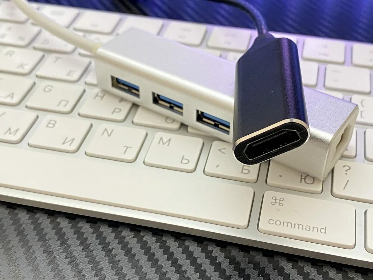 Днс usb c. Переходник USB для наушников ДНС. Китайский USB. Переходник на макбук ДНС. USB-C адаптером для макбук 15 про.