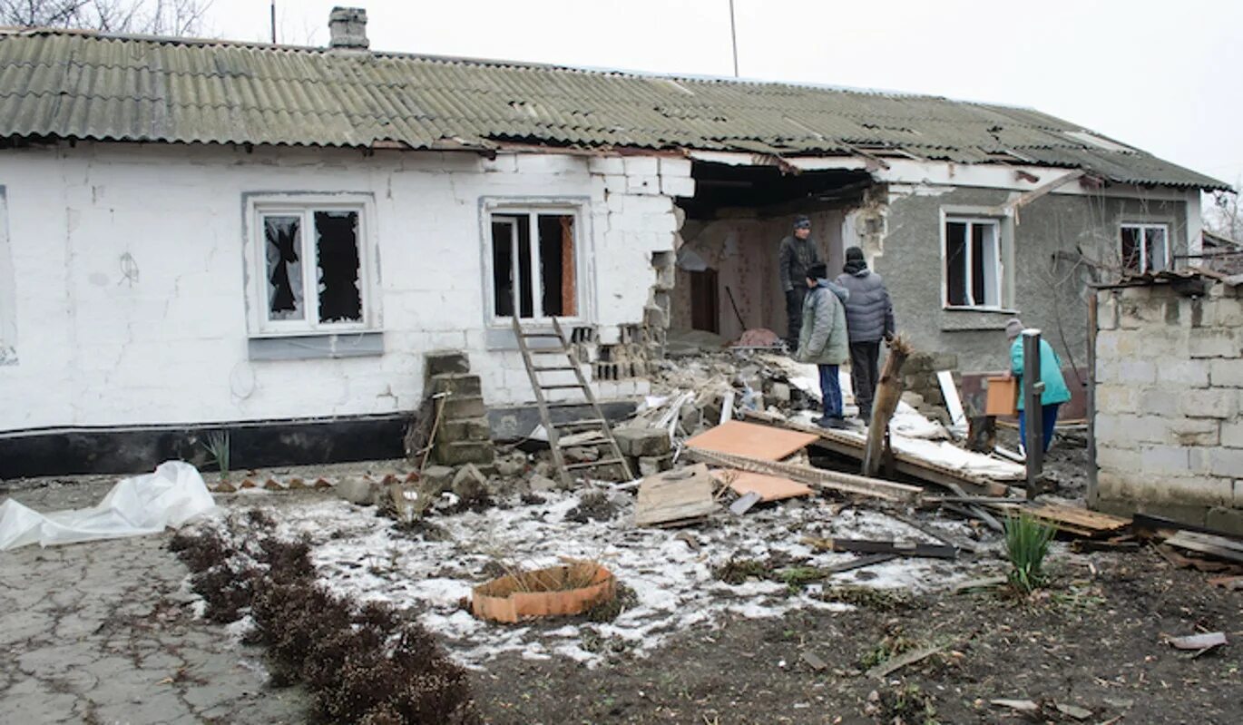 Разрушенные дома. Разрушенные поселки ЛНР. Ветхие дома. Новости россии обстрелы украины сегодня