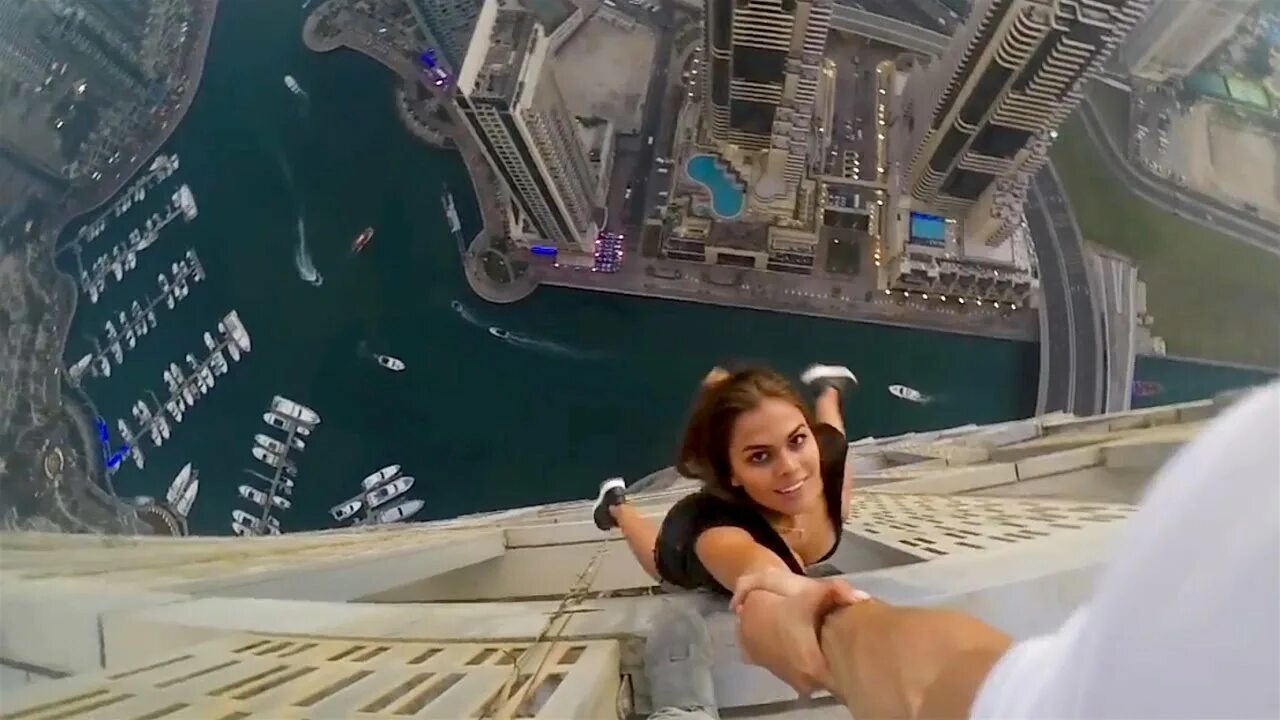 Чудом держится. Прыжок с небоскреба. Селфи на высоте. Дубай прыжок с небоскреба. Опасные селфи.