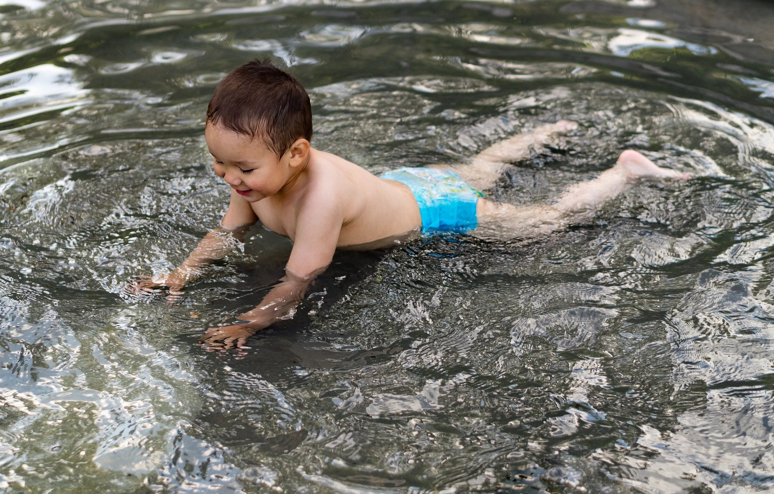 Мальчик купается в море. Река для детей. Плавать в речке. Дети воды. Дети купаются в реке.
