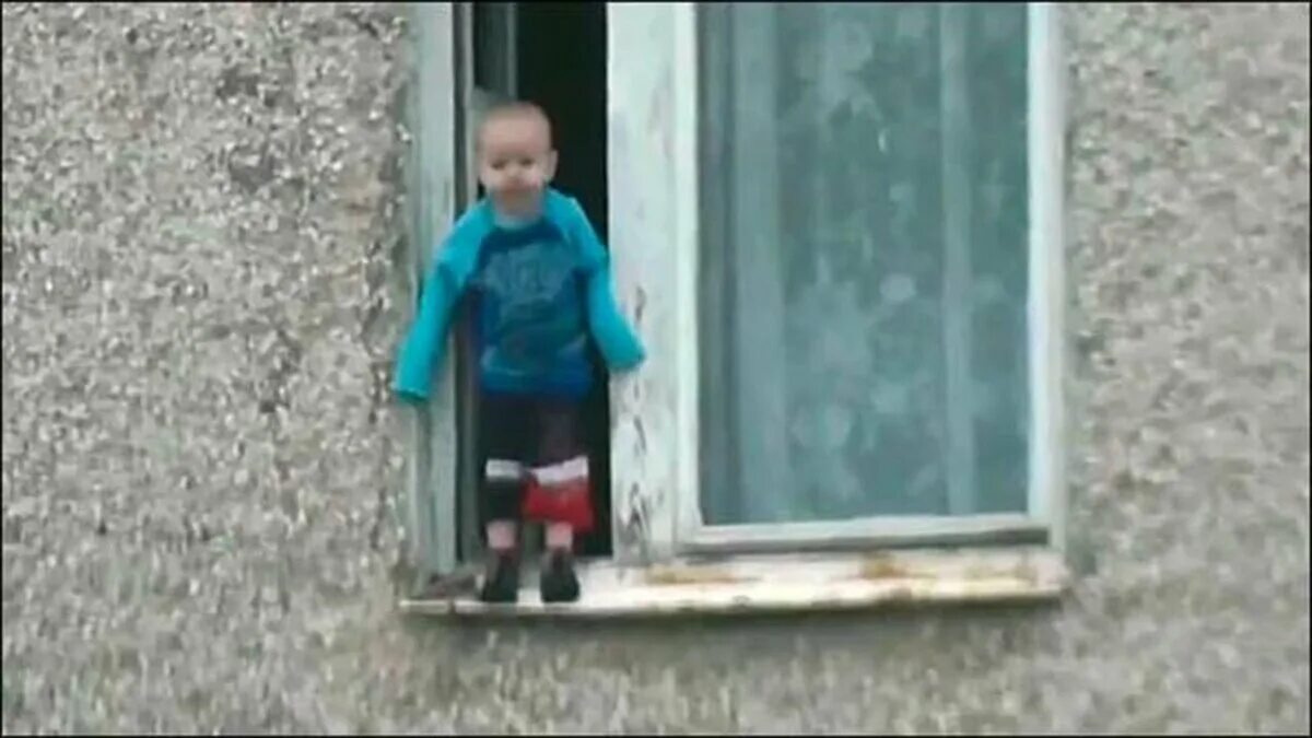 3 этаж мама. Дети падают из окон. Мальчик выглядывает из окна.
