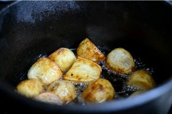 Половинка картошки. Картошка обжаренная половинки. Картошка жареная половинками. Картошка половинками на сковороде. Рецепты картошки на сковороде простые