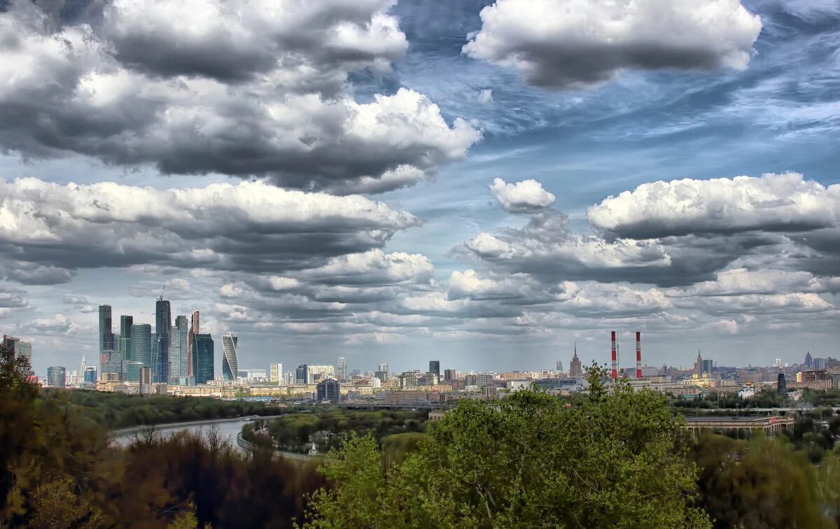 Облака над городом. Панорама города. Небо город. Панорама Москвы.