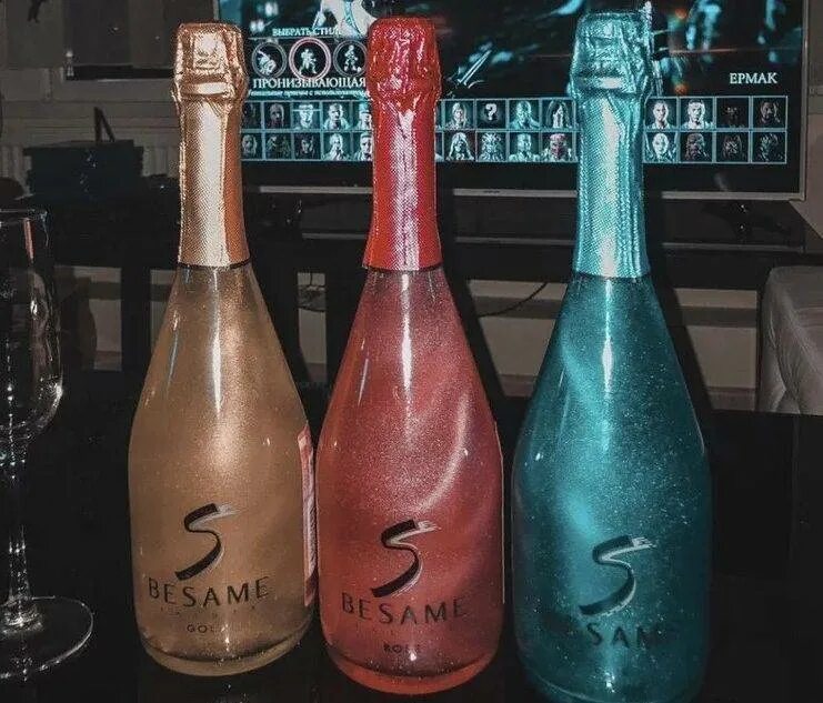 Золотое шампанское с блестками. Шампанское с блестками в пятерочке. Mela d'oro шампанское. Alexandrit шампанское rose. Шампанское с блестками в пятерочке.