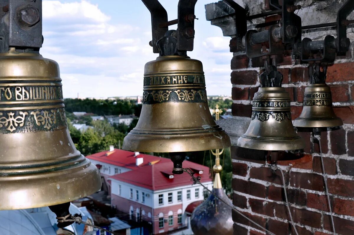 Густой мелодичный звон вырываясь из высокой колокольни. Суздаль монастырь колокола. Колокольный звон в церкви. Над хатынью колокольный звон. Колокольный звон колокол благовест.