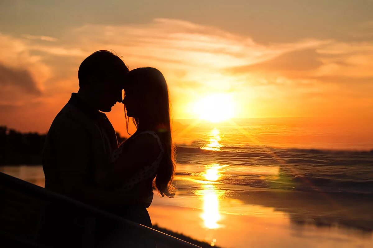 романтичные картинки. влюбленные в поле. где ты встречаешь закаты целуешь. влюбленные на рассвете. влюбленные на закате.