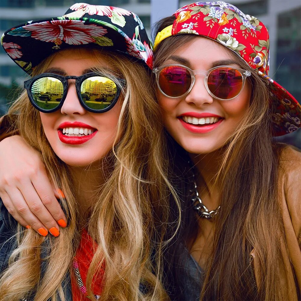 Девочки подружки. Картинки подруг девочки. Красивые девушки подружки. Три подруги. Подруги.