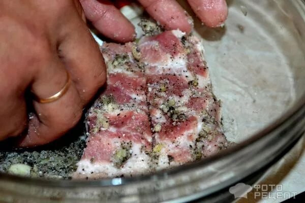 село соленое. засолить сало соль перец чеснок. засолка сала соль перец и чеснок. засолить сало соль перец чеснок. сало с перцем.