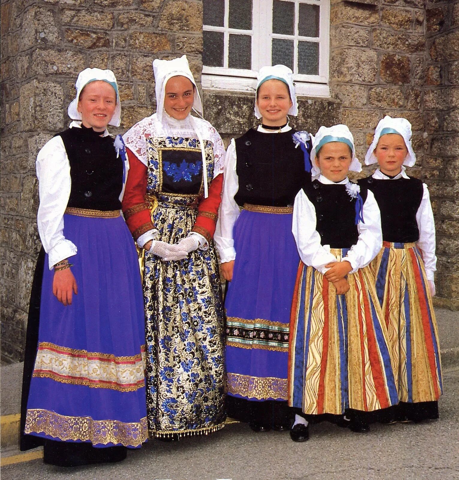 Одежда французов. Эльзас национальный костюм. Нац костюм Бретань Франция. Национальные костюмы Бретани Франция. Бретонцы народ Франции.