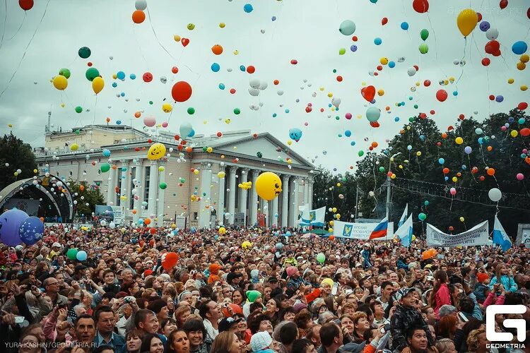 1 июня 2015 г. День города на театральной площади Киров. День города Киров на Театралке. День города фото. Праздники в Кирове.