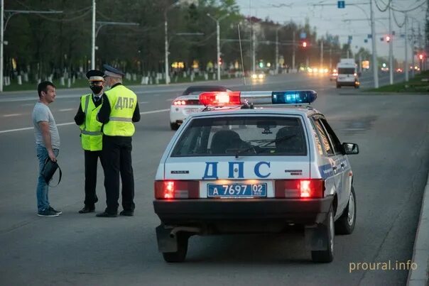 Инспекторы ДПС Башкирии пришли на помощь попавшим в беду путникам