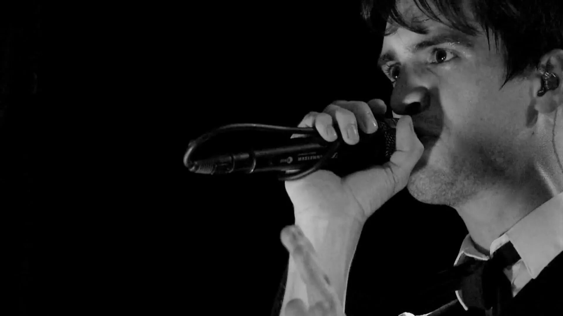 Let s tonight. паник эт зе диско солист. Onerepublic альбом 2020. Lets hurt tonight onerepublic. Panic at the disco новый альбом 2022.