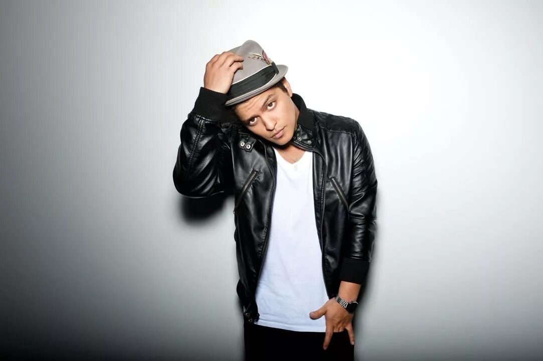 Bruno mars apt слушать. Bruno mars. bruno mars 2025.