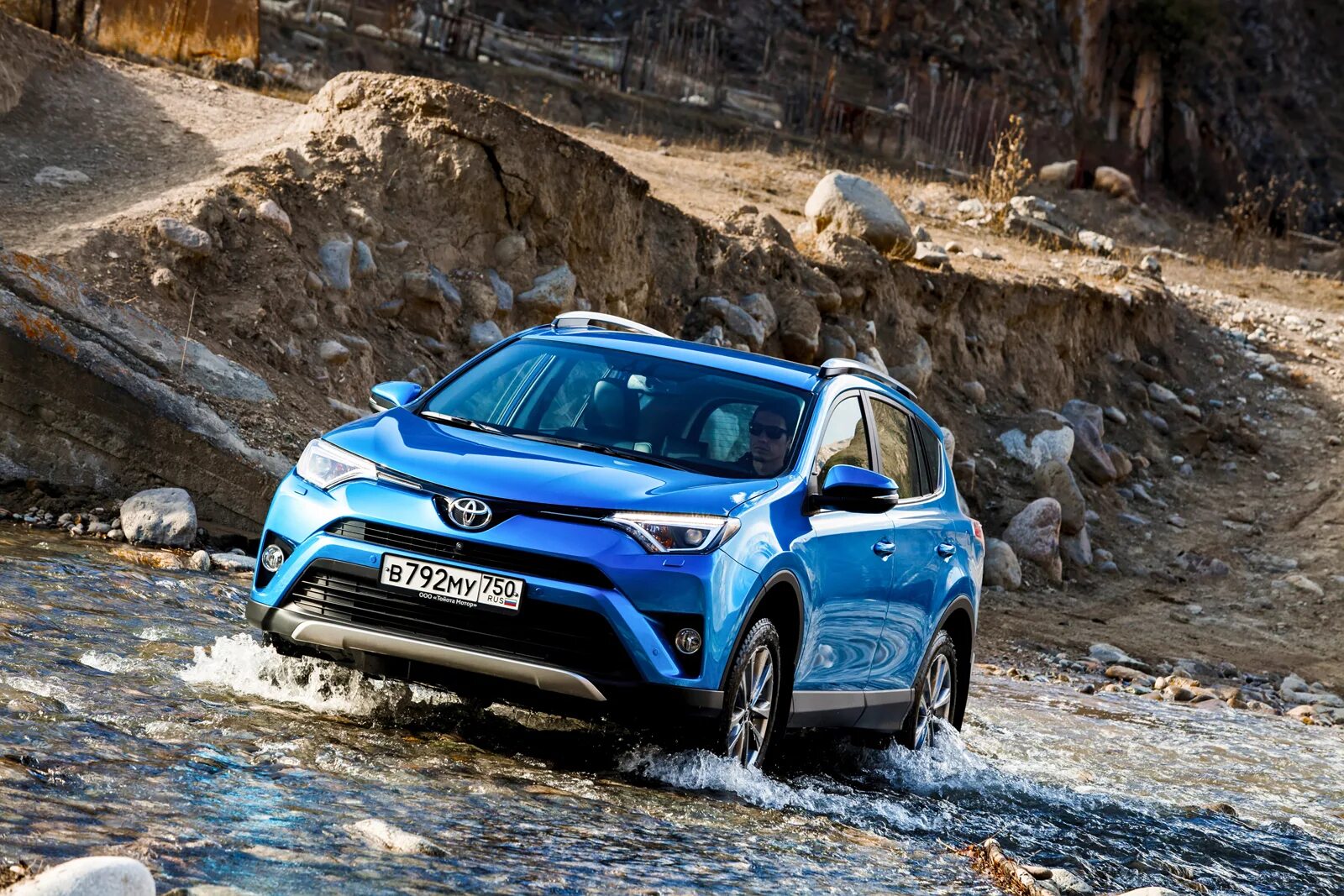 Новый рав 4 цена. Toyota rav4 202. Джип Тойота рав 4 новая. Рав 4 в России. Автомобиль рав 4 золотой.