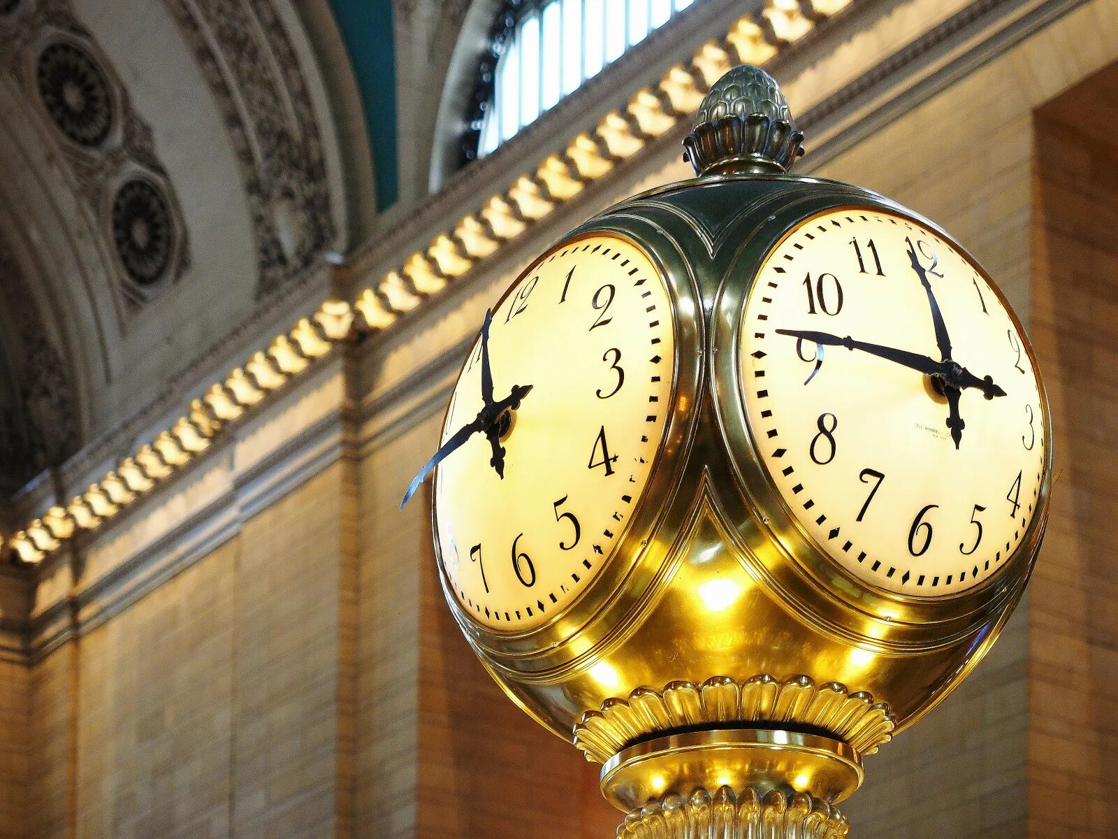 Сделай часы на станции ярче. Grand Central Terminal New York часы. Часы Grand Central Terminal Berlin. Часы на вокзале. Старинные часы.