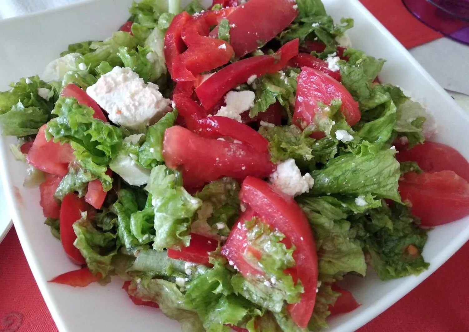 салат айсберг огурец яйцо. салат с брынзой и помидорами и огурцами. салат из огурцов и брынзы. огурцы с брынзой. салат с брынзой.