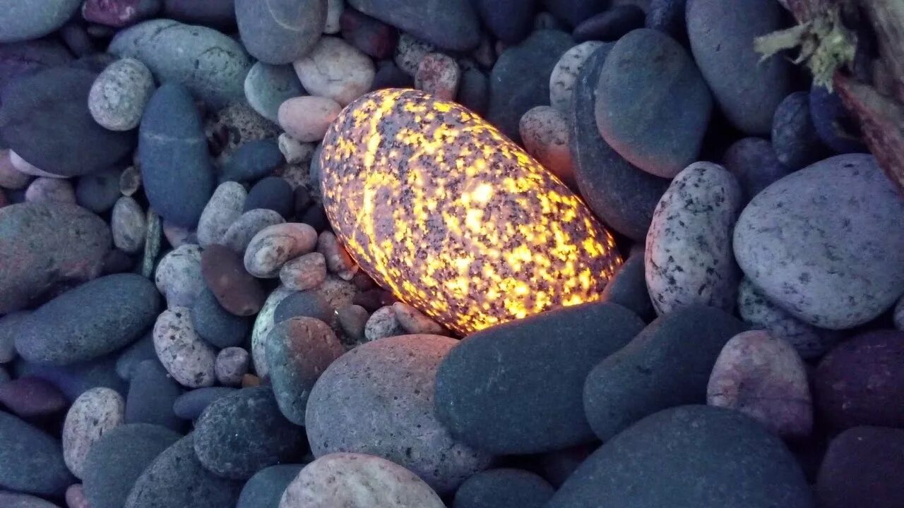 Необыкновенное камни. Yooperlite камень. Флуоресцентный минерал Йооперлит. Необычные камни. Природные необычные камни.