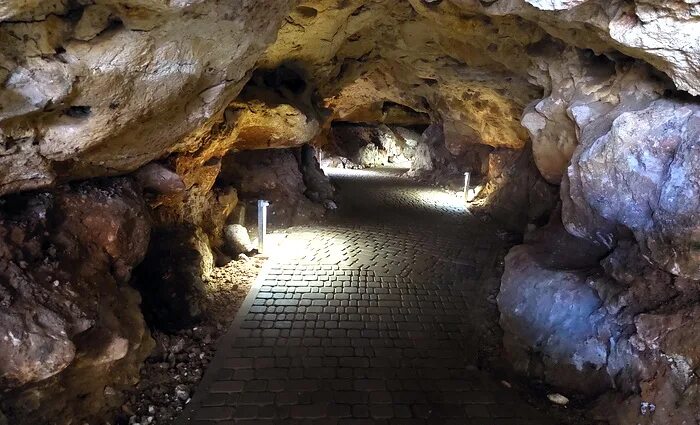 Пещера таврида экскурсии. Зуя пещера Таврида. Пещера Таврида Симферополь. Белогорск пещера Таврида. Пещера Таврида музей.