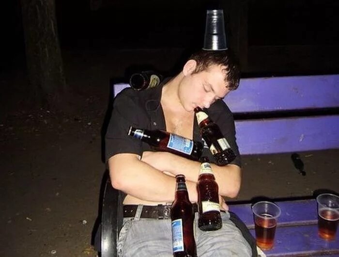 алкаш валяется в кустах. алкоголь и сон. человек лежит на лавочке. алкаш ночью. алкаш ночью.