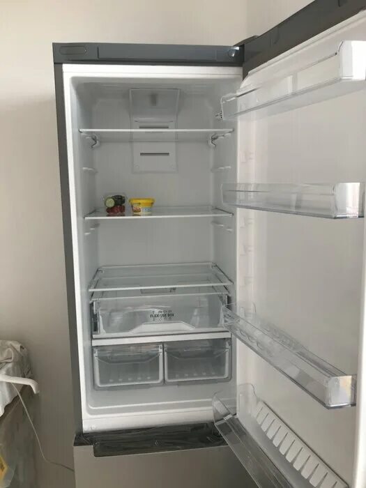 Холодильник индезит внутри. Холодильник ес 15 индезит внутри. Холодильник индезит двухкамерный 5200. Холодильник атлант 4721-101 размораживаем морозильное отделение. Холодильник индезит внутри.